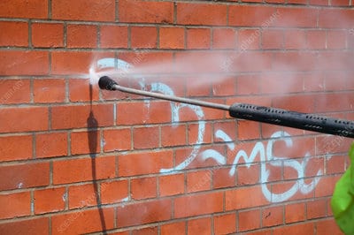 Graffiti odstranovanie z tehlovej steny 2