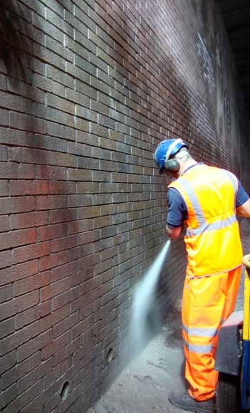 Graffiti odstranovanie z tehlovej steny